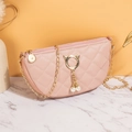 Mini borsa a mezzaluna rosa trapuntata con fibbia a gatto dorata e ciondoli di perle - Motivo a rombi / Rosa
