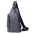 Minimalistische Herren-Brusttasche in Dunkelgrau mit wasserfestem Stoff und USB-Anschluss - Grau