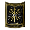 Dettaglio dell'arazzo dei tarocchi Dieci di Spade con teschio dorato su tessuto nero liscio - 73X95CM/Tessuto Spazzolato / Dieci di Spade
