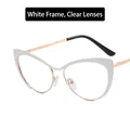 Cat-Eye-Brille mit weißem Rahmen und goldenen Metallbügeln mit schwarzen Socken - Einfarbig Weiß Klare Linse