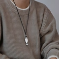Minimalistische vis hanger ketting met schubben textuur op een bruine gebreide trui - Zilveren Vishanger Zwart Touw