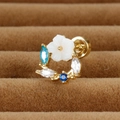 Vue macro de la boucle d'oreille fleur avec zircons bleus et fermoir doré - Y25048-6 Or (Fleur à cinq pétales)