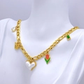 Collana dorata con ciondoli a cuore, tulipano e farfalla indossata su un manichino - Collana