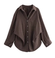 Détail d'une chemise marron à rayures en popeline avec poche poitrine et boutons - Rayures marron