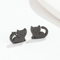Primer plano de pendientes de gato negro mate que muestran la textura de la silueta - Gato Negro