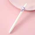 Penna a scatto bianca con ciondolo a forma di mucca viola su sfondo rosa pastello - 2 Mucca Viola