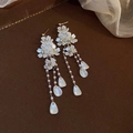 Detalle de elegantes pendientes de borla de perlas con flores de nácar y acabado dorado - 1# Pin de Plata - Borla de Flor Dorada