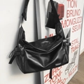 Bolso bandolera negro mate grande con correas ajustables y estuche para accesorios - Estilo de Cuero PU