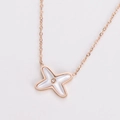 Detalle del colgante en forma de X de oro rosa con nácar blanco y cristal central - Oro rosa