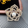 Broche rose dorée avec pétales ajourés, zircons blancs et centre en grosse perle - BZ031 Rose Creuse