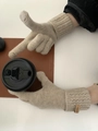 Gros plan de gants d'hiver en tricot beige avec des ouvertures tactiles fonctionnelles - Kaki