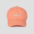 Detailansicht der hellorangefarbenen Baumwoll-Baseballkappe mit weißem CHEESE-Stickmuster - M / Orange