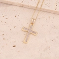 Dettaglio macro del ciondolo a croce in oro 18K con zirconi su pietra testurizzata - 8# Viola Chiaro