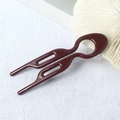 Detail van de gladde donkerbruine U-vormige haarspeld voor elegante knotkapsels - Donker Koffie
