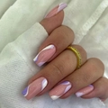 Unghie finte onde francesi viola e rosa malva, forma ballerina su tessuto bianco - Stile Astratto a Onde Rosa Viola (JP2536)