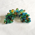 Vue détaillée de la pince à cheveux ondulée en acétate avec motif écaille bleu vert et jaune - Série Verte (Bleu-Vert-Jaune Écaille)