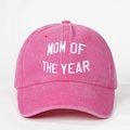 Detalle del bordado blanco Mom of the Year en una gorra de béisbol rosa desgastada - Rosa Rojo