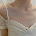 Minimalistische silberne Halskette mit transparenten Perlen am Model für edlen Look - Silber Transparente Perlen