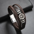 Detail eines mehrlagigen braunen Lederarmbands mit Lebensbaum-Metallanhänger - Braun