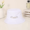 Dettaglio cappello alla pescatora in cotone bianco con spilla decorativa di perle e strass - M (56-58cm) / Spilla Argento