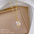 Collar de trébol en acero titanio dorado con opale, pavé de circonitas y dimensiones - Estilo de Trébol de Circonia Iridiscente (E505)