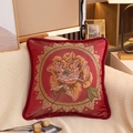 Rotes Kissen mit goldener Pfingstrosen-Stickerei und roten Bommelfransen am Rand - Dekokissenbezug / Europäische Blume-Weinrot