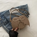 Bolso bandolera único con forma de ala en caqui de PU mate con detalle de cordones cruzados - Caqui