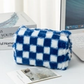Detail van de pluche schaakbord opbergtas met blauw-wit patroon en een gouden ritssluiting - Blauw-wit ruitje