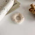 Dettaglio dell'elastico per capelli in peluche bianco sporco su tavolo decorato - Pile Orsetto / Beige Peloso