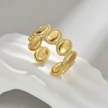 Anillo de acero de titanio chapado en oro de 14K con eslabones ovales y borde perlado - Dorado