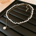 Collana a doppio strato con perle barocche e perle dorate su espositore in pelle nera - Stile Grande Perla Doppia Fila Dorata