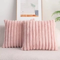 Detail von zwei rosa Kissen aus Kaninchenfellimitat mit Streifenstruktur auf Sofa - 30*50cm / Altrosa