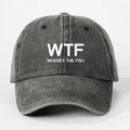 Dettaglio del cappello in cotone lavato grigio scuro con stampa WTF bianca frontale - Nero
