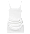 Detail eines weißen Satin-Minikleides mit drapierten Falten und glatter Stoffstruktur - S / Weiß