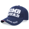 Detail der 3D-BOMB SQUAD-Stickerei auf einer marineblauen Baumwoll-Baseballkappe - 56-60cm / Marineblau