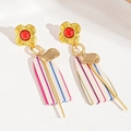 Detalle de pendientes geométricos de resina con flores doradas y rayas de colores vivos - Estilo de Rayas de Varilla de Metal con Flores de Colores (Pin de Plata)