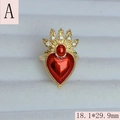 Detailansicht eines vergoldeten Herzrings mit rotem Emaille und Zirkon-Kronenflügeln - Kronen-Heiliges-Herz-Stil (A)