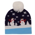Detailaufnahme der Winterstrickmütze mit Schneemann-Jacquardmuster und weißem Bommel - L / 07 Schwarz Schneemann Jacquard (5028366842508)