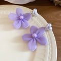 Close-up van elegante paarse chiffon bloemenoorbellen met hartvormige parels op een bord. - Zilveren naald / Lichtpaars gaas bloemblaadje stijl (44#)