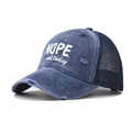 Dettaglio del cappello navy vintage con rete, slogan NOPE e cotone effetto vissuto - Regolabile / Blu navy