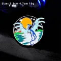 Spilla vintage con drago blu, luna gialla e motivo montano, misura 5.3cm x 4.7cm - Drago Blu e Luna Paesaggistica