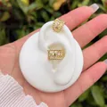 Dettaglio di ear cuff in ottone placcato oro 18K con scintillanti stelle in zirconio - Set Stella a Otto Punte
