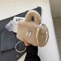 Beige lamb wool square handbag with silver zippers and a matching shoulder strap - No Pendant / Khaki