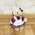 Détail d'un ours en peluche beige en robe à carreaux rouges avec tablier blanc et boutons - Hauteur: 10cm / Style Femme Rouge