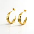 Klassieke 18K vergulde titanium stalen oorringen met geribbelde textuur en glanzende afwerking - Goud