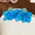 Dettaglio di orecchini a fiore in tulle azzurro con perline su un piatto di ceramica - Stile n. 22(22#) / Ago d'argento / Blu