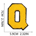 Dettaglio della toppa con lettera Q in ciniglia gialla con misure 7cm x 5,9cm - Singolo - Lettera Q Gialla