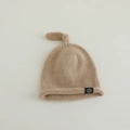 Detalle del gorro de punto para bebé con nudo superior y suave tejido acanalado marrón - 6 meses - 2 años / Caqui