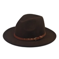 Détail d'un chapeau en laine marron avec ceinture en cuir et rivets dorés élégants - Café