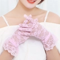 Detalle de guantes de encaje rosa con malla floral y puños con volantes para mujer - Rosa
